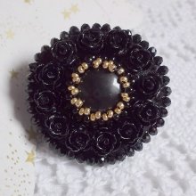 Cleopatra ring geborduurd met zwarte onyx, zwarte hars roosjes en rocailles